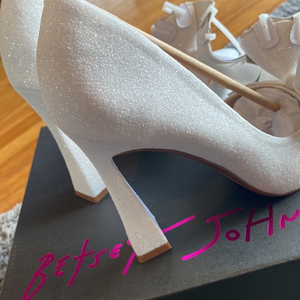 NWT Betsey Johnson Nobble Ivory Bow Glitter Pointed Pumps size 8 - Picture 9 of 16